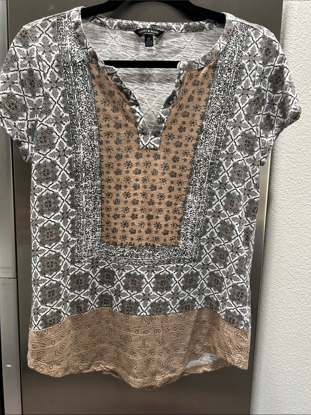 Lucky Brand Mixed Print V-Neck Short Sleeve Top in Beige and White